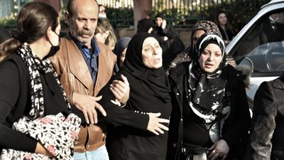 انهيار والدة الإعلامية أسماء مصطفى خلال تشييع الجثمان