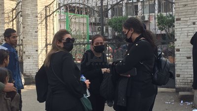 تيسير فهمي باكية أثناء انتظار تسلم جثمان شقيقها: ما تعرض له جريمة وإهمال |فيديو