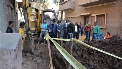 نائب محافظ المنيا يتفقد مشروعات حياة كريمة بملوي ويحرر محضرا لعصارة عسل