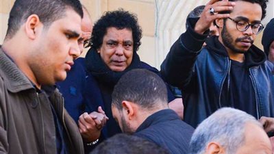 الحزن يسيطر على محمد منير خلال جنازة ابن شقيقته بمسجد الحصري | فيديو