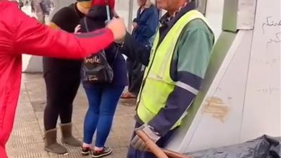 شباب يوزعون شمسيات على عمال النظافة لحمايتهم من الأمطار بالإسكندرية 