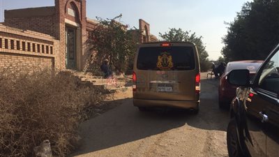 وصول جثمان شقيق تيسير فهمي لمثواه الأخير بمقابر العائلة | صور