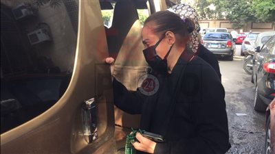 بالدموع.. تيسير فهمي تلقي نظرة الوداع الأخيرة على شقيقها | فيديو