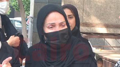 بث مباشر| انهيار وبكاء هستيري.. الفنانة تيسير فهمي تودع شقيقها عقِب صلاة الجنازة عليه بمسجد المحروسة