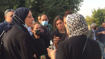 انتهاء مراسم دفن شقيق تيسير فهمي.. والفنانة وأسرتها يتلقون العزاء على المقابر | صور