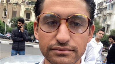 أمير المصري دكتور جامعي في حكاية النظارة البيضاء بـ مسلسل نصيبي وقسمتك