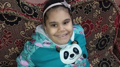 طفلة يتيمة بالدقهلية تعاني من ضمور وإعاقة بالساقين.. ووالدتها: نفسي تعيش حياة طبيعية