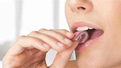 دراسة تثبت أن العلكة تحبس 95% من جزيئات فيروس كورونا بالفم