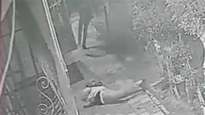 أحدث بها إصابات بالغة.. سقوط لص سحل طفلة لسرقة هاتفها ببورسعيد | فيديو