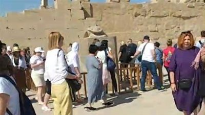 بث مباشر| الجعران المقدس لجلب السعادة والثراء.. سر طواف السائحين حول تمثال الخنفس بمعابد الكرنك بالأقصر 