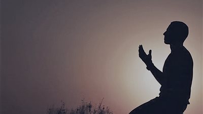 دعاء الفجر لفك الكرب الشديد.. 33 دعاء وآيات راحة البال
