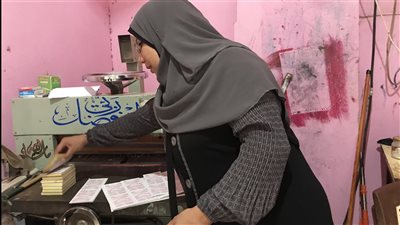 رحلة مدتها 18 عامًا.. سيدة تروي قصة كفاحها بمجال الطباعة: تعلمت فنونها للإنفاق على أطفالي