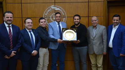 محافظ الدقهلية يستعرض خطة تطوير نادي المنصورة | صور