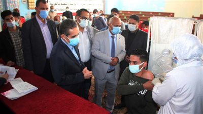محافظ الغربية يتفقد تلقى طلاب المدارس الثانوية لقاح كورونا 