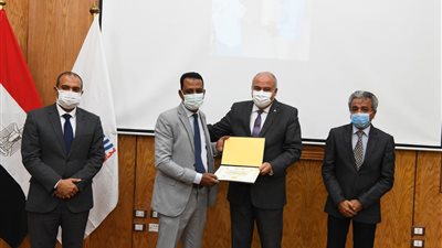 محافظ قنا يكرم عددًا من النماذج المشرفة لدورها الفعال داخل المجتمع