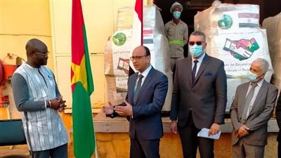 مصر تسلم شحنة مساعدات طبية إلى بوركينا فاسو لمواجهة جائحة كورونا
