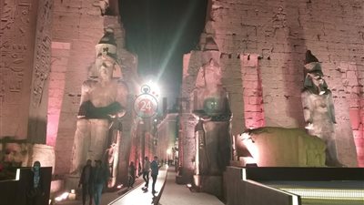 إضاءة معبد الأقصر بالألوان المختلفة قبل افتتاح طريق الكباش