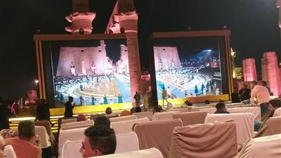 أغنية لحماقي وشاشات عملاقة.. ماذا يجري على الأرض قبل ساعات من افتتاح طريق الكباش؟