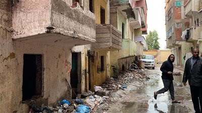 يحاوطهم الصرف الصحي وخطر الانهيار.. 400 أسرة بنجع الألومنيوم بالإسكندرية يطالبون بنقلهم لمساكن آدمية