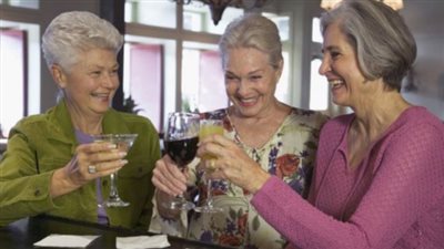 دراسة: شرب أربعة أكواب من النبيذ أسبوعيًا يزيد خطر الإصابة بالخرف