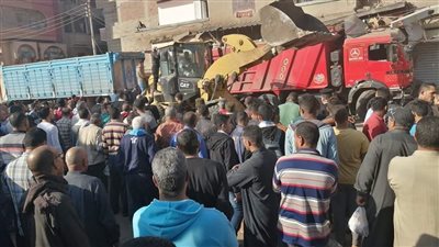 جثة ومصاب في اقتحام سيارة نقل فرن عيش بالشرقية | صور