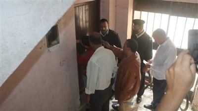 غلق وتشميع وحدات سكنية ومحلات لمخالفتها شروط التخيصص بمدينة السادات| صور 