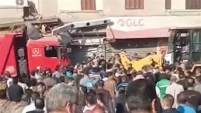 بث مباشر| جر سيارة نقل ثقيل بعد اصطدامها بعدد من المحال التجارية بالشرقية