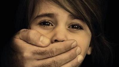 فشل في اغتصابها.. المتهم بقتل طفلة حلوان يمثل الجريمة 