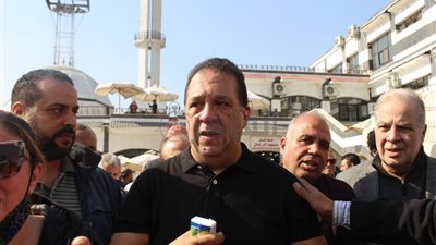 أحمد جلال يدخل في نوبة بكاء عقب تشييع جثمان والده من مقر نادي الزمالك 