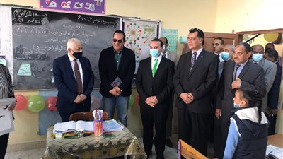 طارق شوقي يتابع سير العملية التعليمية بمدرسة وادي الملكات الابتدائية بالأقصر