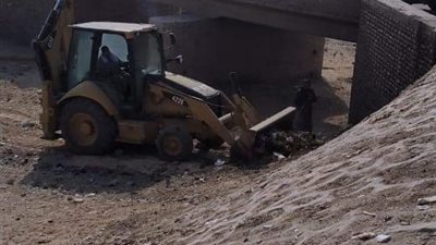 حملة لتطهير مخرات السيول بقرية بني حسن الشروق بالمنيا