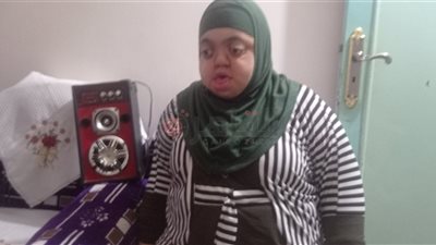 لفظ الجلالة ظهر على يدها.. فتاة تحفظ القرآن بالتلقين في قنا: نفسي أقابل السيسي │ صور