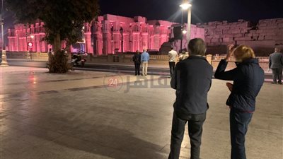 سائحون أجانب يتابعون حفل افتتاح طريق الكباش بالأقصر وسط انبهار الجميع | صور