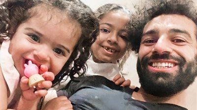 محمد صلاح يظهر رفقة مكة وكيان عبر انستجرام
