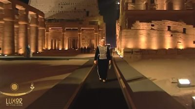 مصممة أزياء عن إطلالة قرينة الرئيس في حفل افتتاح طريق الكباش: أناقة متناغمة مع ذوقها الرفيع