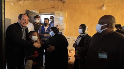 سيدة لـ السيسي خلال زيارته لأسوان: خير الأمطار كان في قدومك