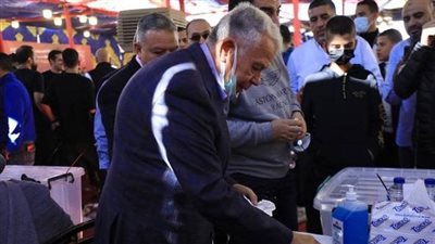 حسن حمدي يدلي بصوته في انتخابات الأهلي | صور