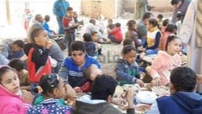 يوفون بالنذر.. أهالي قرية النزلة بقنا يحتفلون بذكرى الخلاص من الكوليرا بموائد الطعام