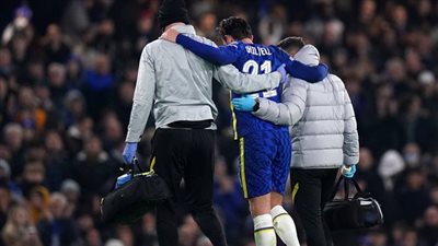 توخيل يعلن إصابة بن تشيلويل في الرباط الصليبي قبل مواجهة مانشستر يونايتد