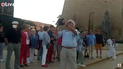 عقب افتتاح طريق الكباش.. توافد السائحين على معابد الأقصر | فيديو