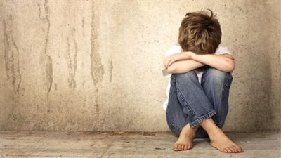 بسبب مروره بضائقة مالية.. أب يعرض طفله للبيع على فيسبوك | فيديوجراف