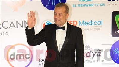 شريف منير أول الحاضرين في افتتاح مهرجان القاهرة السينمائي الدولي | فيديو