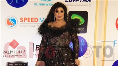 تألق فيفي عبده بإطلالة سوداء لامعة في افتتاح مهرجان القاهرة السينمائي | فيديو