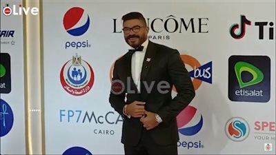 بساعة وسلسلة ألماس.. تألق خالد سليم في مهرجان القاهرة السينمائي الدولي | فيديو