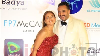لقطات رومانسية للنجمة نيللي كريم وزوجها هشام عاشور بمهرجان القاهرة السينمائي | فيديو