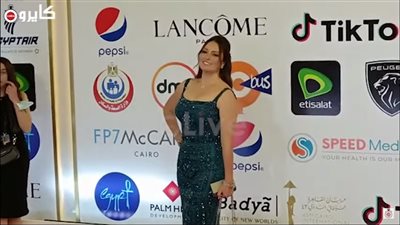 نرمين الفقي تخطف الأنظار على ريد كاربت مهرجان القاهرة السينمائي الدولي | فيديو