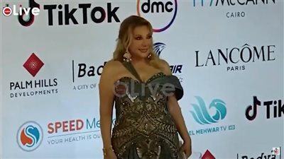  نادية الجندي تخطف الأنظار بإطلالة شبابية على ريد كاربت القاهرة السينمائي | فيديو