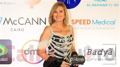  إطلالات شبابية لـ يسرا ولبلبة على ريد كاربت مهرجان القاهرة السينمائي | فيديو 