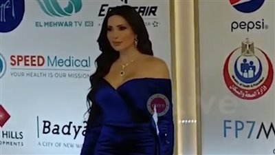 نسرين طافش تخطف الأنظار على ريد كاربت مهرجان القاهرة السينمائي | فيديو