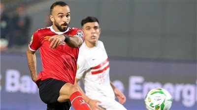 في ذكرى التاسعة.. كرة القاضية ممكن موقعة بأسماء لاعبي الأهلي | صور